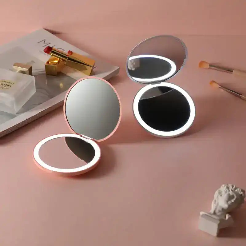 espelho pequeno com luz, espelho led portátil, espelho iluminado portátil, espelho feminino com led, espelho dobrável com luz, espelho de maquiagem de bolso, espelho de bolso com luz, espelho de bolso bicolor, espelho de bolsa com led, espelho compacto de maquiagem, espelho com luz para retoques