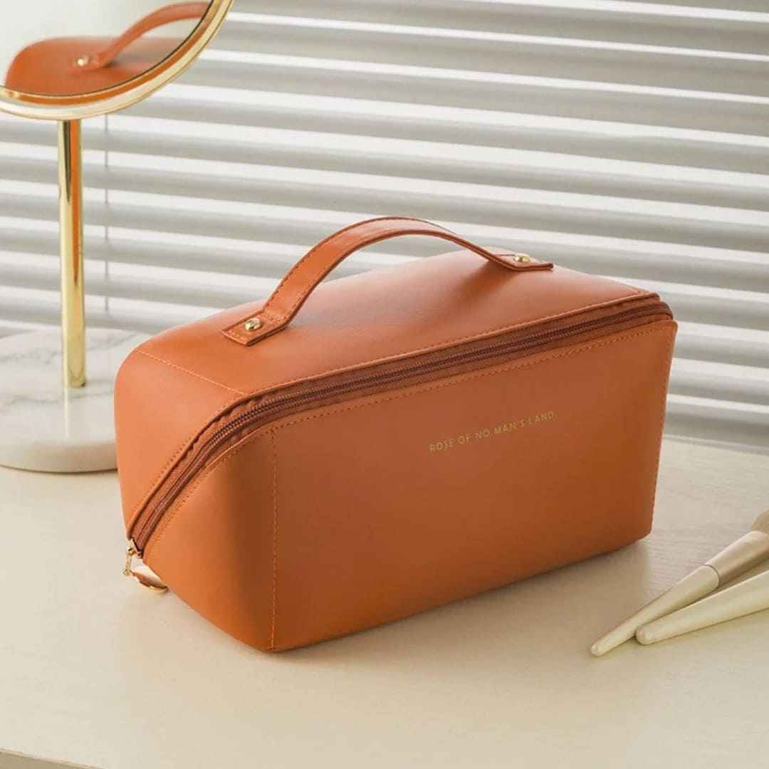 organizador de maquiagem de couro, nécessaire resistente para cosméticos, nécessaire premium feminina, nécessaire grande para maquiagem, nécessaire feminina para viagem, nécessaire feminina de couro, nécessaire de viagem feminina, nécessaire de maquiagem espaçosa, nécessaire de couro com zíper, bolsa organizadora de maquiagem, bolsa de maquiagem para viagem