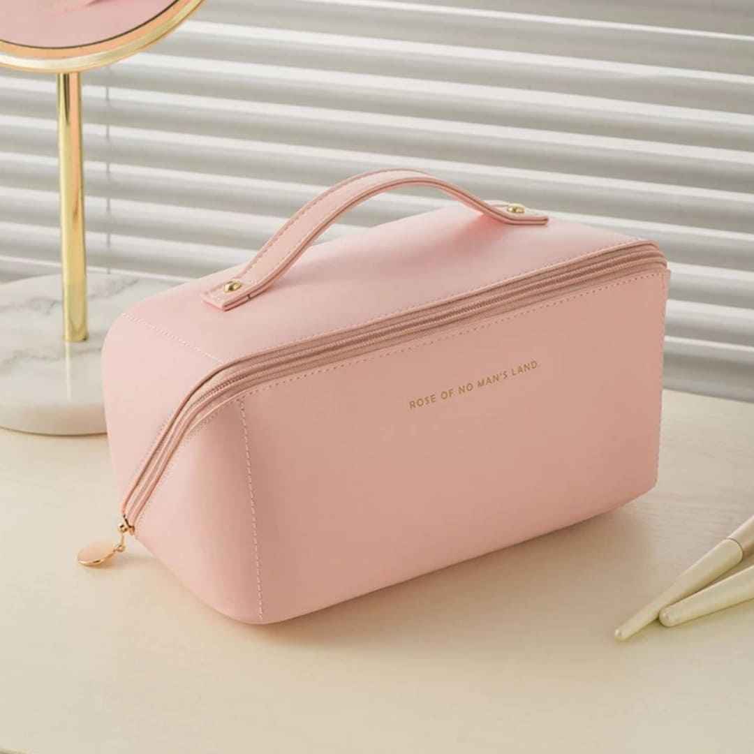 organizador de maquiagem de couro, nécessaire resistente para cosméticos, nécessaire premium feminina, nécessaire grande para maquiagem, nécessaire feminina para viagem, nécessaire feminina de couro, nécessaire de viagem feminina, nécessaire de maquiagem espaçosa, nécessaire de couro com zíper, bolsa organizadora de maquiagem, bolsa de maquiagem para viagem
